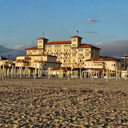 Per Le Vacanze Vicino Al Mare, In Zona Centrale! Lägenhet Viareggio