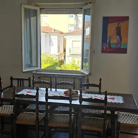 Per Le Vacanze Vicino Al Mare, In Zona Centrale! Viareggio